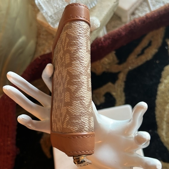 DKNY Women’s Monogram Zip Around Wallet 6 Place Credit Card Zip Coin Holder NEW - Picture 5 of 16